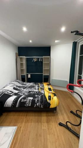 une chambre avec un lit dans une pièce dans l'établissement T2 Elégant, Proche de tout, à Choisy-le-Roi