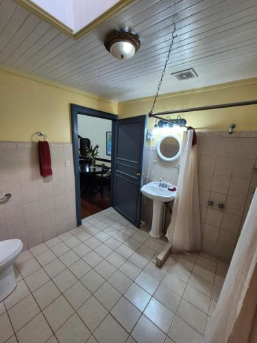 a bathroom with a sink and a toilet at Hotel Santo Tomas / Historical Property in San José