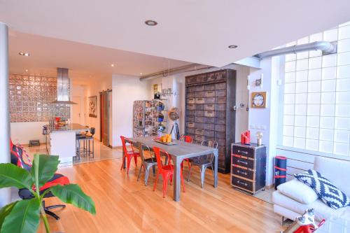 une cuisine et une salle à manger avec une table et des chaises dans l'établissement Loft design chez Lili aux portes de Paris, à Bagnolet