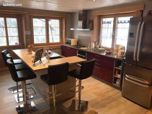 Il comprend une cuisine équipée d'un comptoir et d'un réfrigérateur. dans l'établissement La Guillemette, à Les Combes