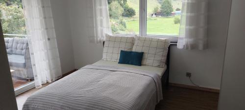 a small bed in a room with a window at Elaine in Schongau