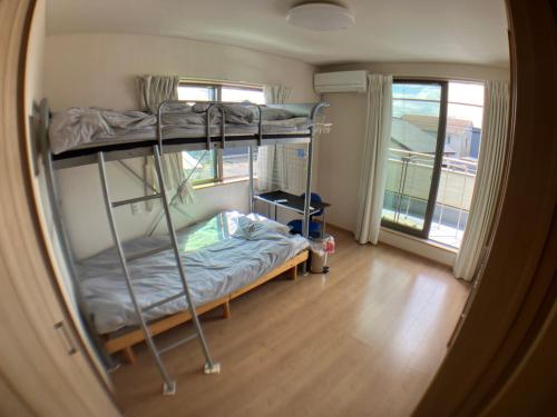 a room with two bunk beds and a window at オルちゅーばーハウス一棟貸し#ホスト住居型民泊# in Edome-naka