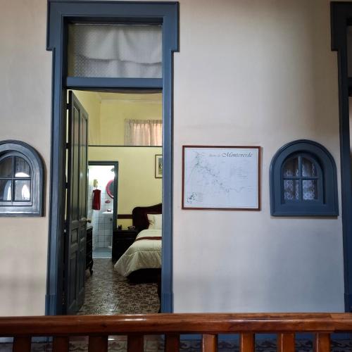 a hallway with a door leading to a bedroom at Hotel Santo Tomas / Historical Property in San José