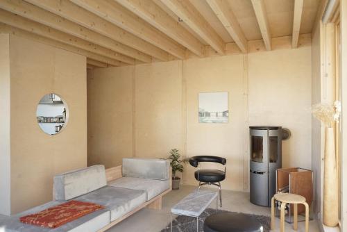 un salon avec un canapé et une chaise dans l'établissement Maison d'architecte à 7min de Paris, à Issy-les-Moulineaux