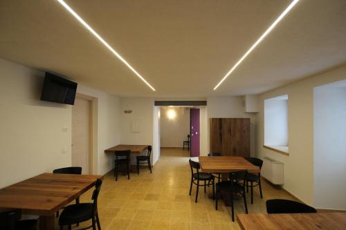 a conference room with wooden tables and chairs at Al Vecchio Baito in Rovere Veronese