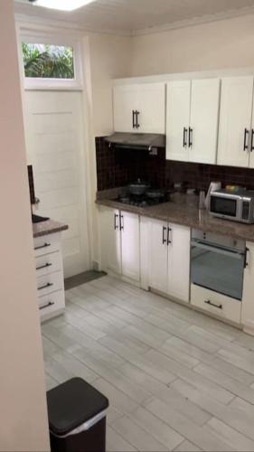 Η κουζίνα ή μικρή κουζίνα στο Villa Reina