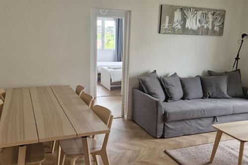 un salon avec un canapé et une table dans l'établissement La Belle Vue d'Auxerre, à Auxerre