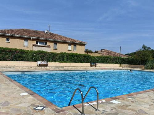 une grande piscine bleue devant une maison dans l'établissement Vue magnifique sur le port, à Saint-Mandrier-sur-Mer