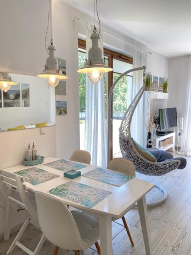 a dining room with a table and chairs at Apartament Dani-Apart in Gdańsk