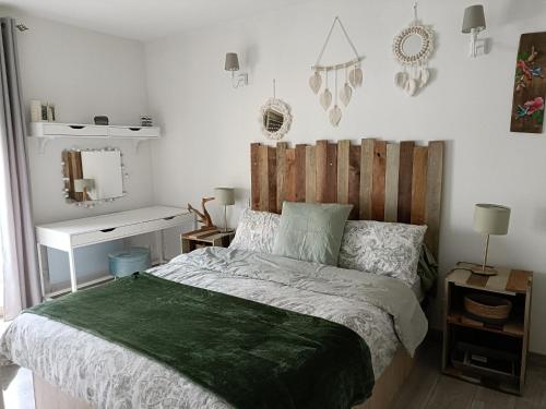 una camera da letto con un letto, una scrivania e uno specchio di Vue magnifique sur le port a Saint-Mandrier-sur-Mer