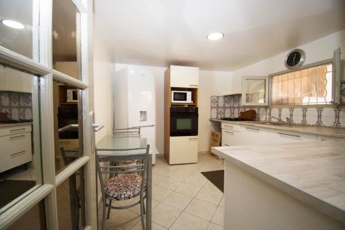 une cuisine avec un comptoir et une chaise dans l'établissement L'Escale Standing Presta, à La Valette-du-Var