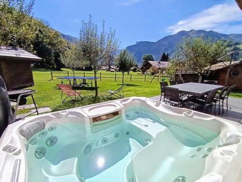 ein Whirlpool im Hinterhof eines Hauses in der Unterkunft Chalet Josaly Jacuzzi et Sauna in Samoëns
