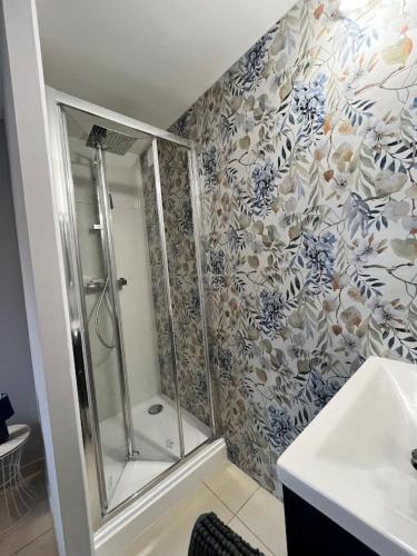 une salle de bain avec douche et lavabo dans l'établissement La provence avec piscine privative en campagne, à Pernes-les-Fontaines