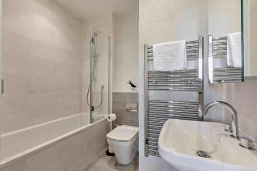 Koupelna v ubytování 6 Woolacombe West - Luxury Apartment at Byron Woolacombe, only 4 minute walk to Woolacombe Beach!