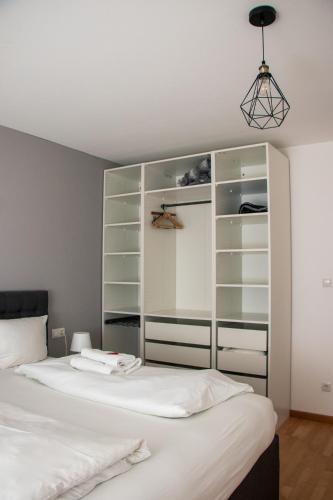 Postel nebo postele na pokoji v ubytování Stylische Stadt-Wohnung Bregenz - mit Parkplatz