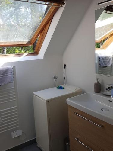 une petite salle de bain avec un lavabo et une fenêtre dans l'établissement Propriété de charme à la Trinité sur mer, 56, à Carnac