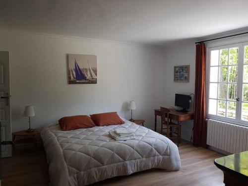 une chambre avec un lit, un bureau et une fenêtre dans l'établissement Propriété de charme à la Trinité sur mer, 56, à Carnac