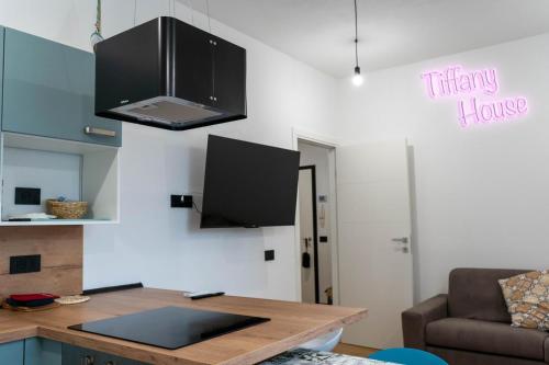 a kitchen with a counter top and a microwave at Tiffany House in Marina di Massa