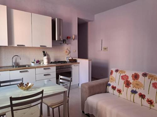 Nhà bếp/bếp nhỏ tại appartamento maison monte rosa - HUMANITAS - MILANO FIORI - FORUM ASSAGO - IEO
