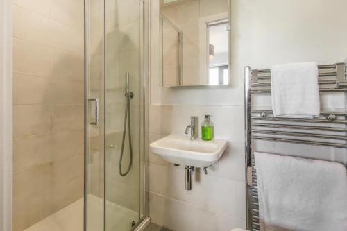 Ένα μπάνιο στο 8 Woolacombe West - Luxury Apartment at Byron Woolacombe, only 4 minute walk to Woolacombe Beach!
