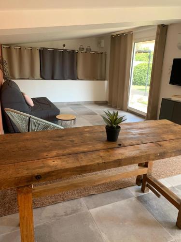 - une grande table en bois dans le salon dans l'établissement Magnifique Studio - Istres, à Istres