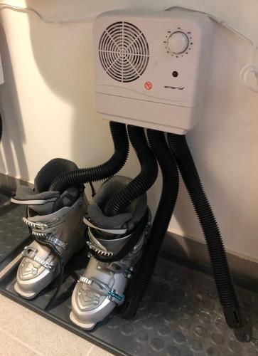 a room with a fan and a pair of shoes at Apartment RELAX Bad Kleinkirchheim in Wiedweg