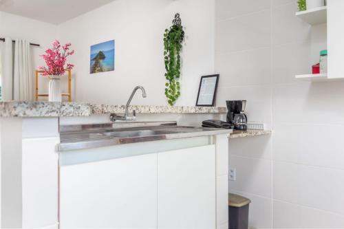 Arpoador Apts Praia & Piscina - Buzios Rentalsにあるキッチンまたは簡易キッチン