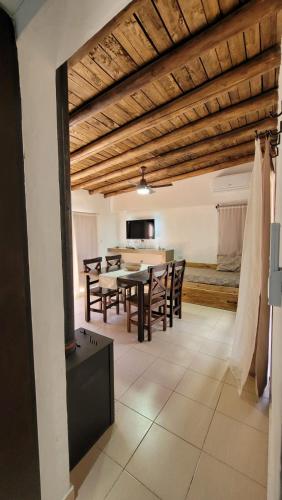 a kitchen and dining room with a table and chairs at Complejo Atrapasueños in San Rafael