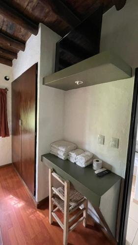 a room with a green counter with folded towels at Complejo Atrapasueños in San Rafael