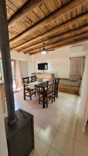 a kitchen and dining room with a table and chairs at Complejo Atrapasueños in San Rafael