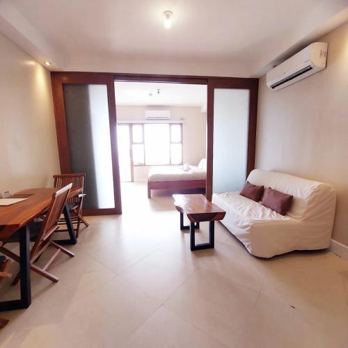 Zona de estar de MANILA BAYVIEW RENTAL- LUXURY AND SUPERIOR 1 - 5 BEDROOM CONDOS WITH BALCONY POOL BAYVIEWS NETFLIX - Housekeeping Available-