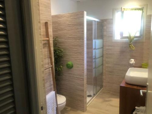 une salle de bain avec une douche, des toilettes et un lavabo dans l'établissement Villa à Cala-Rossa,Porto-Vecchio proche des plages, à Le Ranch