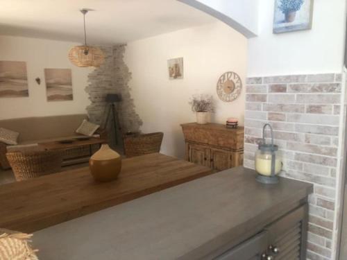 - une cuisine avec un comptoir avec une bougie dans l'établissement Villa à Cala-Rossa,Porto-Vecchio proche des plages, à Le Ranch