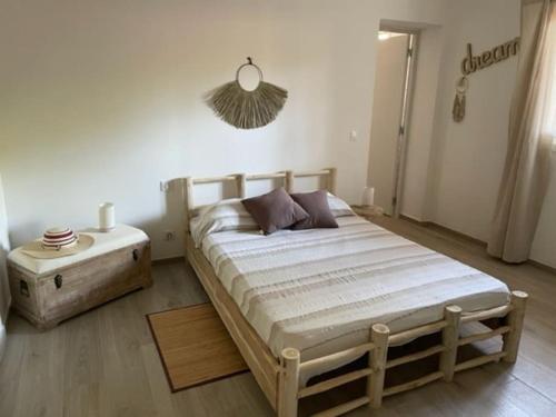 une chambre avec un grand lit et une table de chevet dans l'établissement Villa à Cala-Rossa,Porto-Vecchio proche des plages, à Le Ranch
