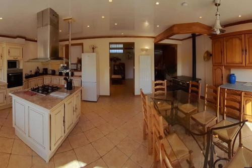 Il dispose d'une grande cuisine avec une table et un réfrigérateur. dans l'établissement Le logis du port, à Barneville-Carteret