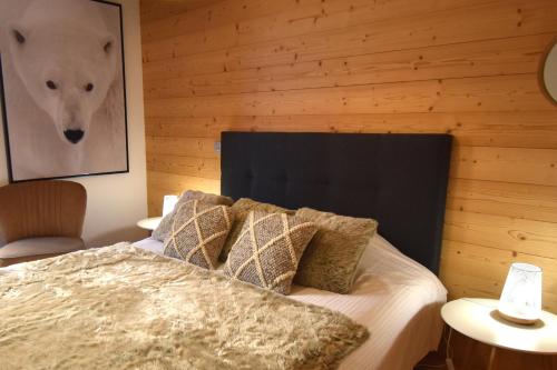 - une chambre avec un lit avec une photo d'ours polaire dans l'établissement VAUJANYLOCATIONS - Amethystes B3, à Vaujany