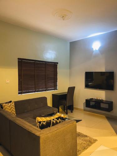TV a/nebo společenská místnost v ubytování Vintage Homes Lekki