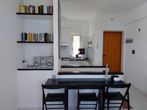 Una cocina con una mesa y sillas en una habitación. en Casa Re di Picche, en San Nicola Arcella