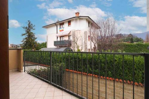 a black fence in front of a white house at Trescore Balneario Bus 500m 8Posti Wi-Fi Check in 24h in Trescore Balneario
