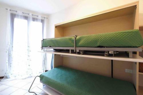 a room with shelves with green mats on them at Trescore Balneario Bus 500m 8Posti Wi-Fi Check in 24h in Trescore Balneario