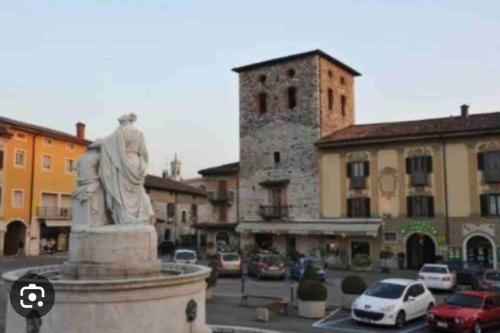 a statue in the middle of a city with parked cars at Trescore Balneario Bus 500m 8Posti Wi-Fi Check in 24h in Trescore Balneario