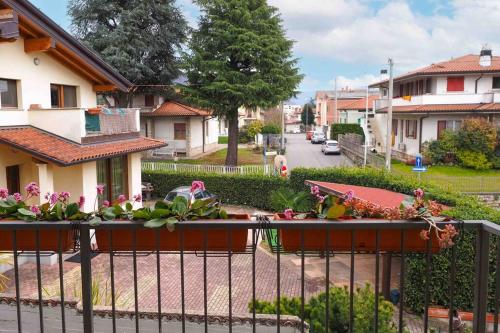 a balcony with a bunch of plants on it at Trescore Balneario Bus 500m 8Posti Wi-Fi Check in 24h in Trescore Balneario