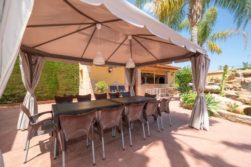 Villa with private pool and tennis court 150 metres from the sea-Villa el Olivo