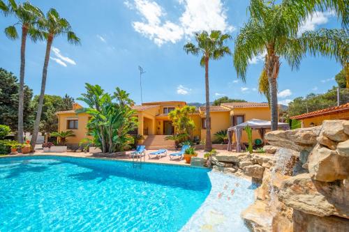 Villa with private pool and tennis court 150 metres from the sea-Villa el Olivo