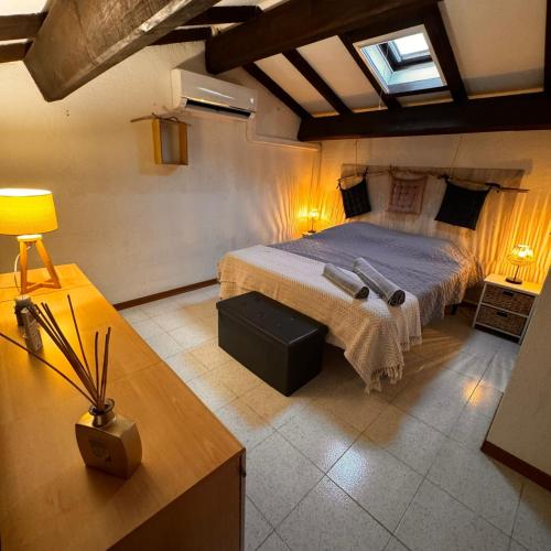 une chambre avec un grand lit dans une pièce dans l'établissement La Villa Paradisu, à Ghisonaccia