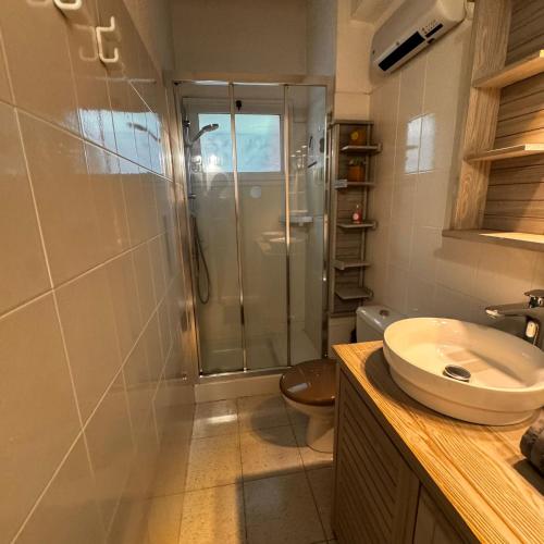 une salle de bain avec une douche, un lavabo et des toilettes dans l'établissement La Villa Paradisu, à Ghisonaccia