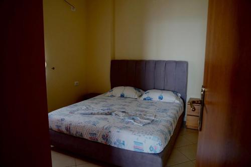 Un pat sau paturi într-o cameră la Jon's Penthouse