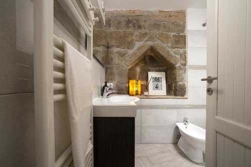 a bathroom with a sink and a tub and a toilet at Palazzetto San Leonardo in Viterbo