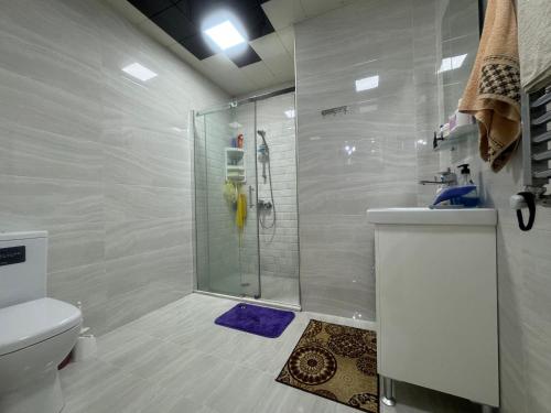 Bilik mandi di Nijat`s apartment