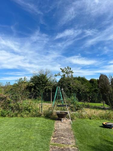 - une aire de jeux avec balançoire dans l'établissement Guenviller Green Gem, à Betting-lès-Saint-Avold